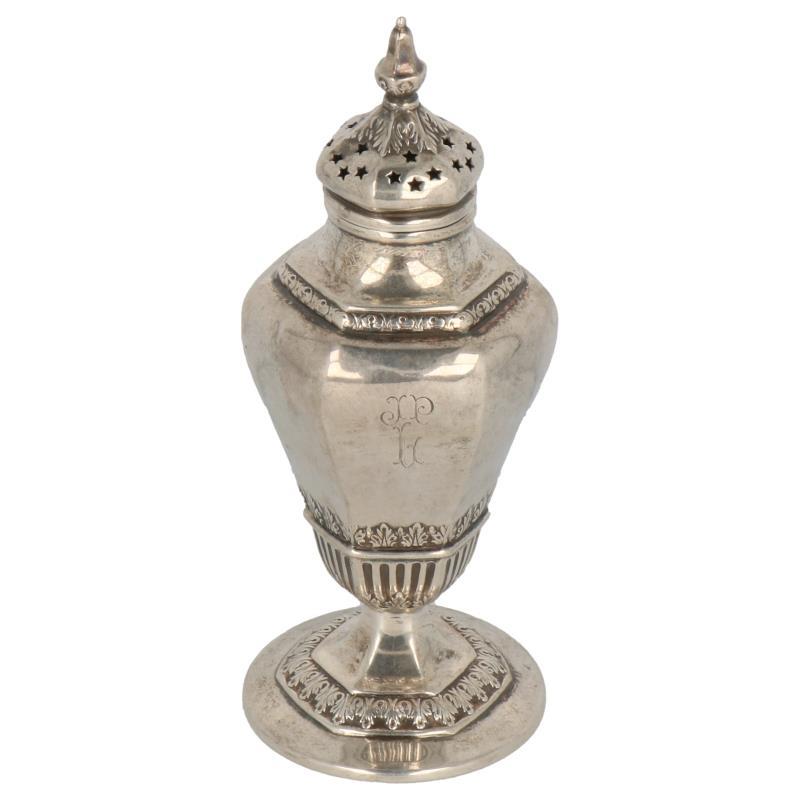 Specerijenstrooier 6 hoekig baluster vormig model met palmet randen gedecoreerd zilver.