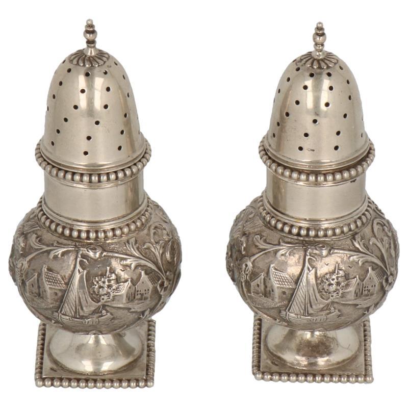 (2) Zout strooiers afgewerkt met parelranden en hollands relief decor op vierkante voet zilver.