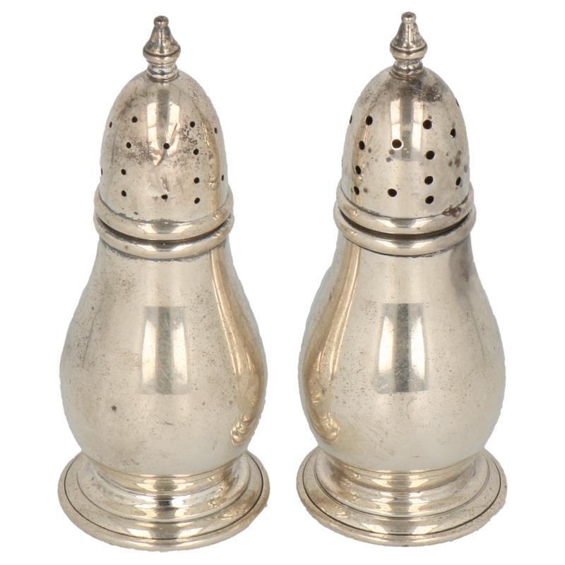 Peper & zout strooier set in glooiend glad baluster vormig model op voet zilver.
