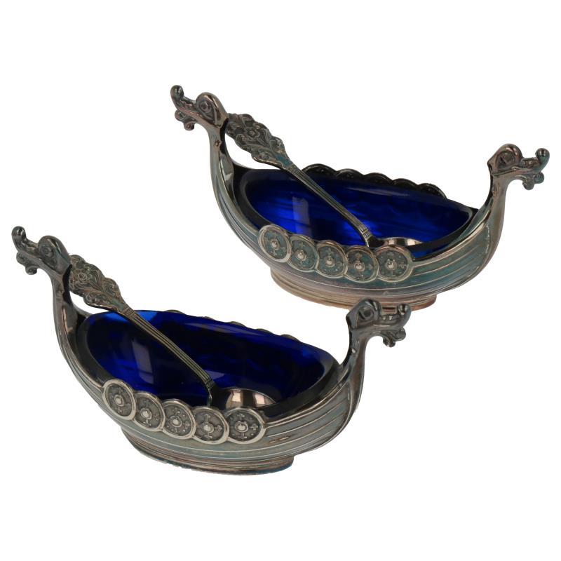 (2) Delige set zoutkeldertjes in viking boot model met 2 zoutlepeltjes zilver.