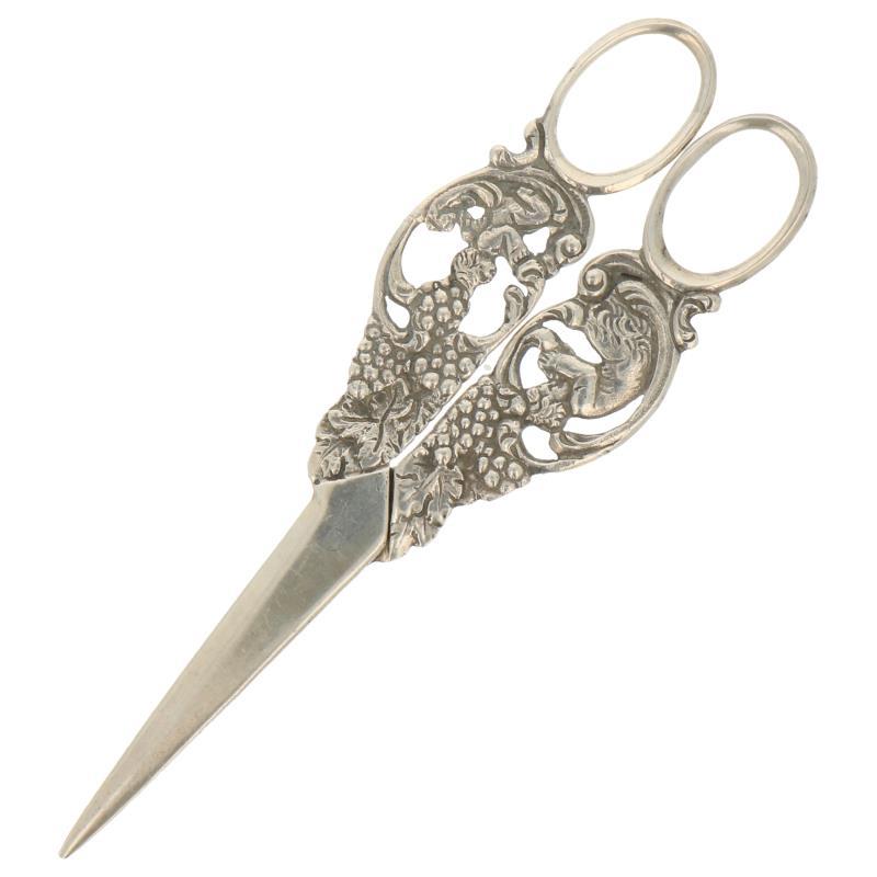 Druivenschaartje voorzien van gegoten putti, rocailles en druif versieringen zilver.