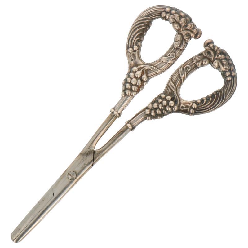 Druivenschaartje voorzien van gegoten druif en ranken versieringen zilver.