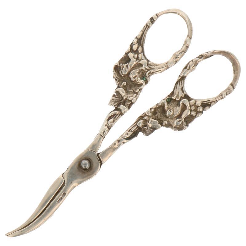 Druivenschaartje voorzien van gegoten versieringen zilver.