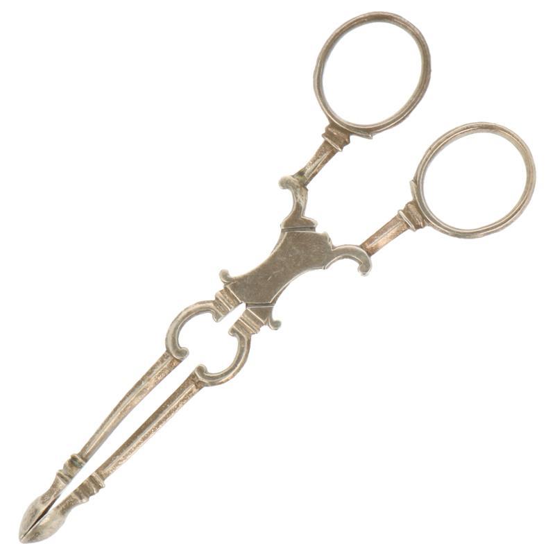 Kaarsendoof schaartje voorzien van strakke gegoten versieringen zilver.