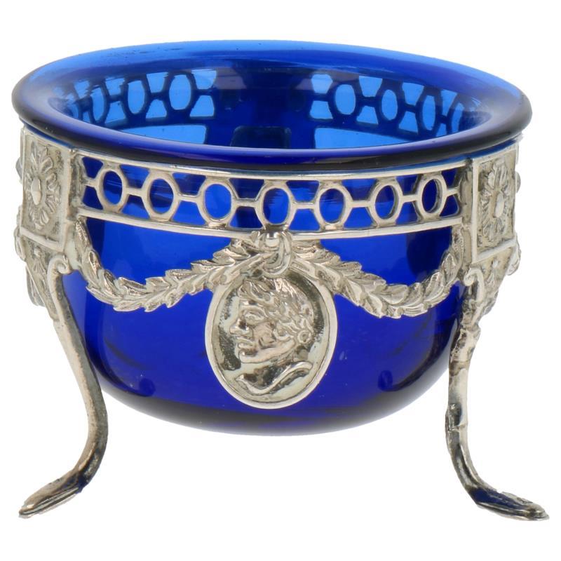 Zoutkelder voorzien van gotische versieringen en blauw glazen inzetbakje zilver.