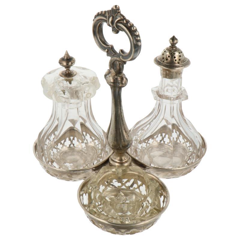 (3) Delige menage set kristal en in biedemeier stijl uitgevoerd met ajour opengewerkte houder zilver.