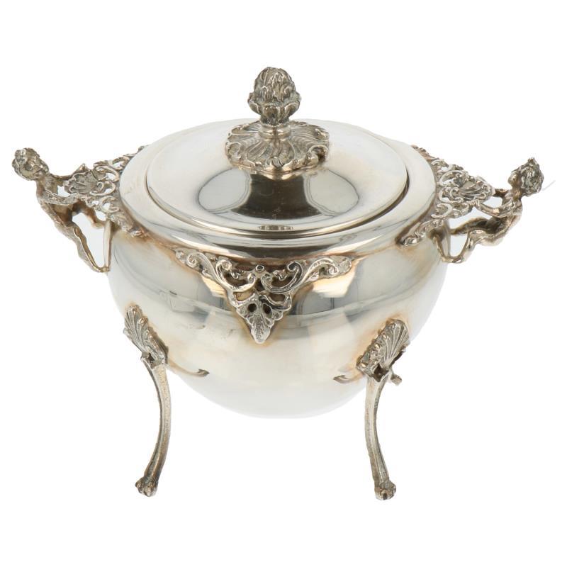 Pastillebakje voorzien van opengewerkte putti handvatten en ornamentele barok versieringen zilver.