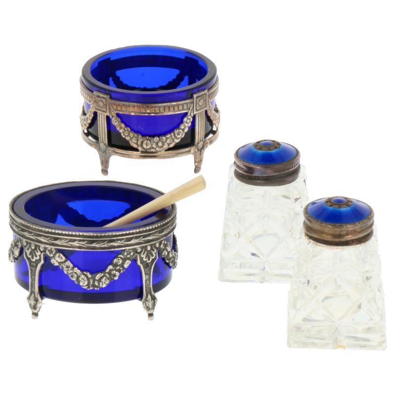 (4) Delig lot met zout strooiertjes en zoutkeldertjes met blauw guilloche emaille en blauw glas zilver.