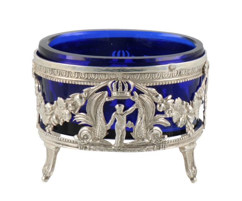 Zoutkelder versierd met guirlandes en putti met kroon inclusief originele blauw glazen inzetbak zilver.