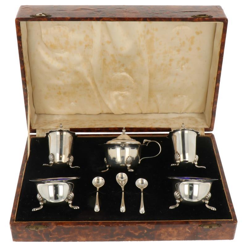 (8) Delige menage set mosterd, peper&zout met sierlijk klauw pootjes en blauw glazen inzet bakjes compleet in originele etui zilver.