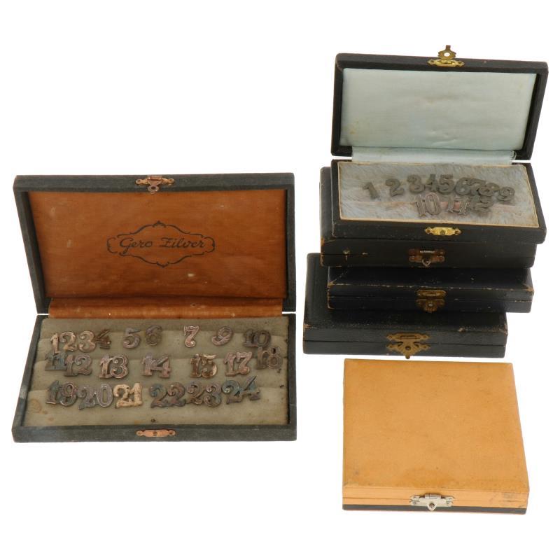 (6) Lot tafel-glasnummers in originele etui w.o. zilveren zilver.