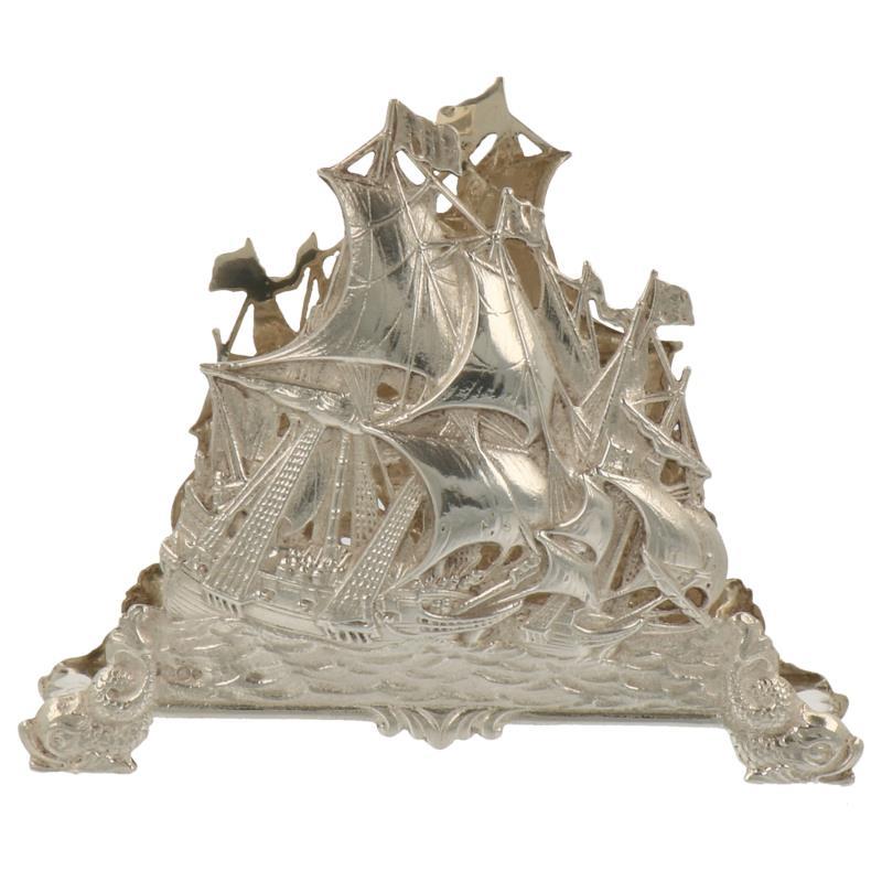 Servetten standaard met maritieme relief afbeelding en afgewerkt met middeleeuwse dolfijnen zilver.