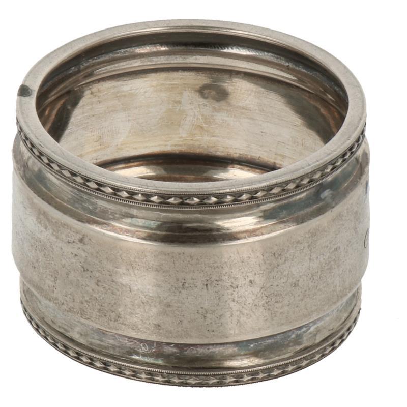 Servetring zwaar model met gegoten randdecoraties zilver.