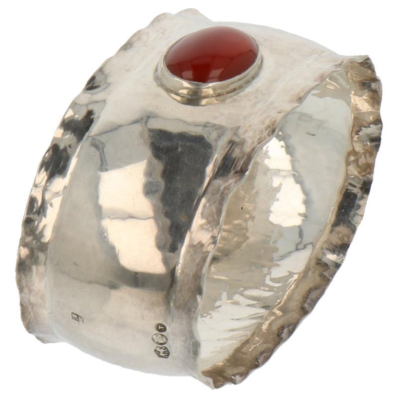 Servetring gehamerd ovaal model met kornalijn inzet zilver.