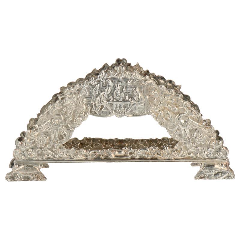 Servethouder voorzien van gegoten hollandse decoraties zilver.