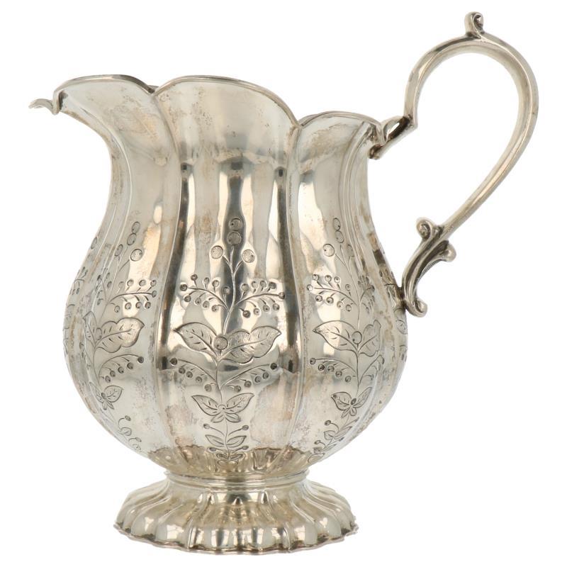 Waterkan geschulpt model met gehamerde florale decoraties zilver.