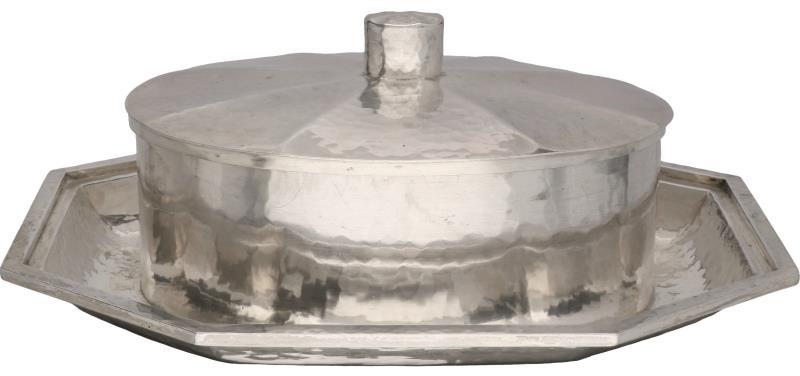 Botervloot met onderschotel, gehammerd ovaal model met octagonale onderschotel zilver.