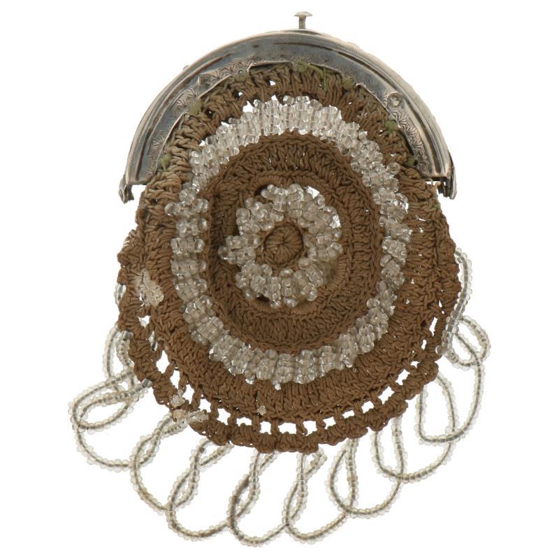Beugelbeursje met olijfgroen gehaakt en kralen decoreerd tasje zilver.