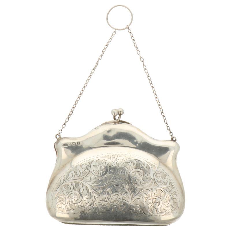 Beursje tasvormig model met gegraveerde rocaille decoraties met lederen binnenwerk zilver.