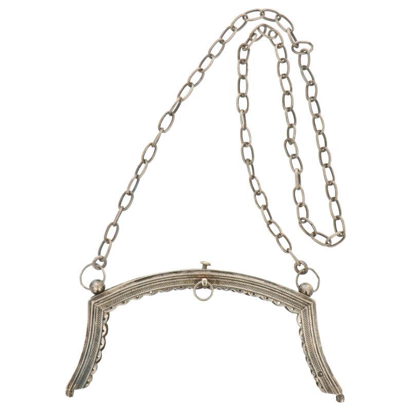 Tasbeugel gedecoreerd met parelranden zilver.