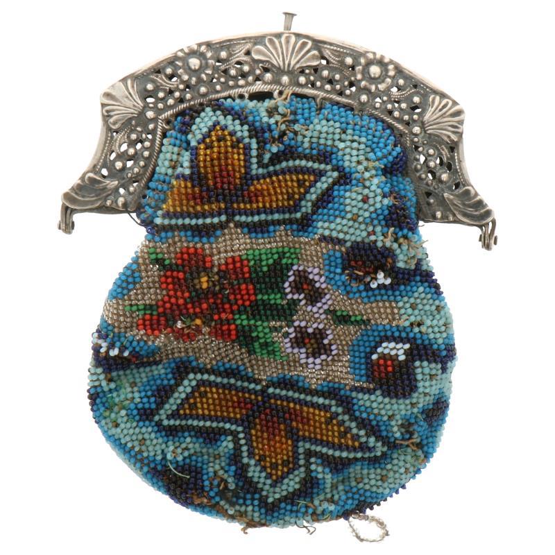 Beursje met opengewerkte beugel voorzien van schelp en florale versieringen, glaskralen tasje zilver.