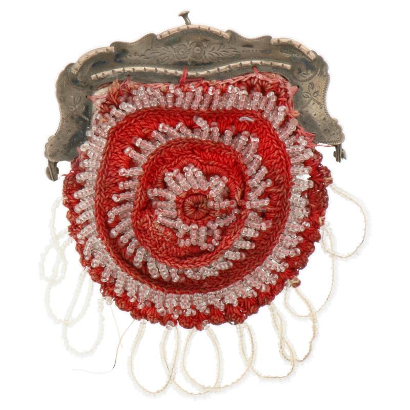 Beursje met glaskralen versierd, beugel met gegraveerde versieringen en opgesoldeerde randen zilver.