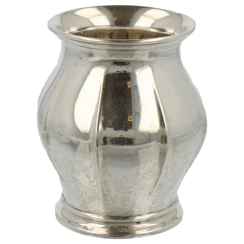 Lepelvaasje bolmodel met geribde versiering op voetje zilver.