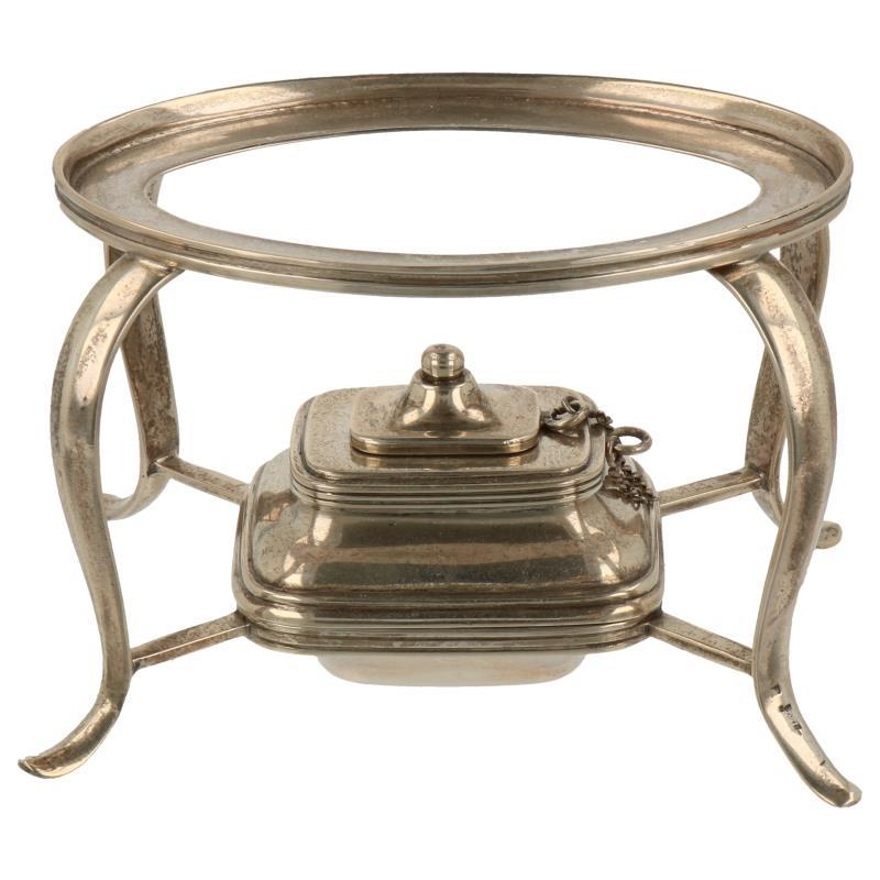 Thee komfoor ovaal model met gladde sierlijke poten, compleet met brander zilver.