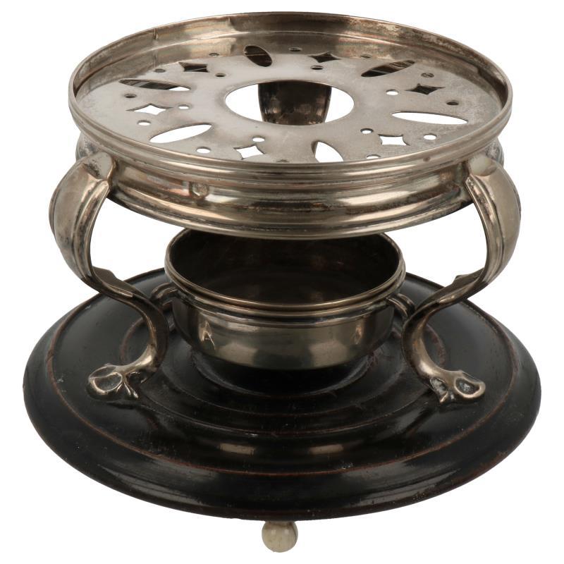Thee komfoor rond model op houten plateau met ivoren bolpootjes zilver.