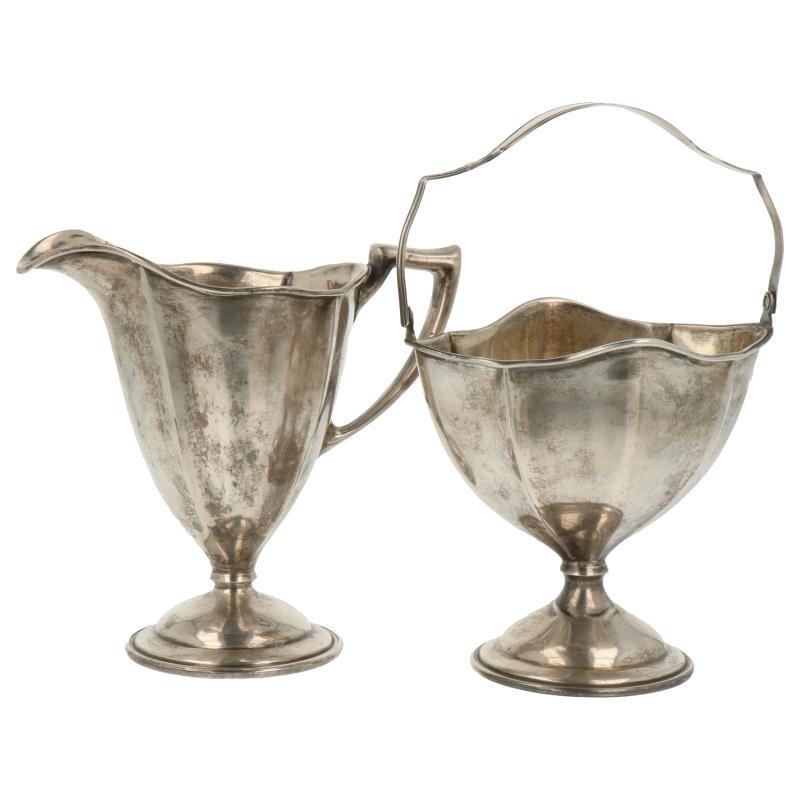 (2) Delig roomstel gelobd model op voet zilver.