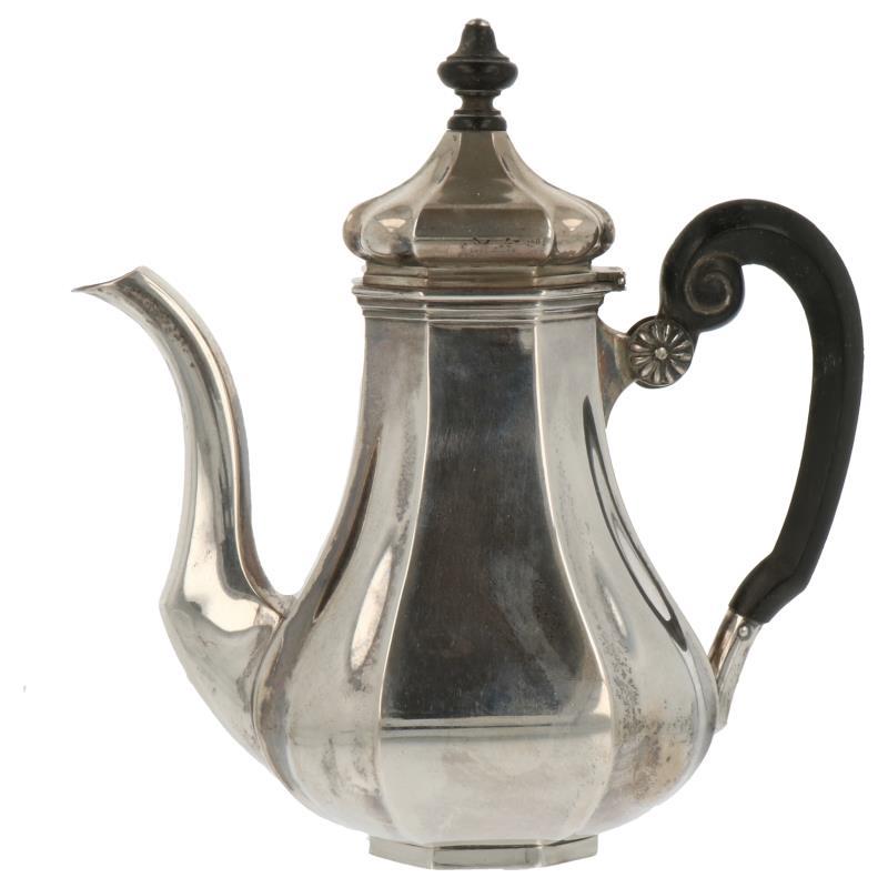 Koffiepot vierkant model met ingesnoerde hoeken en ebben houten handvat zilver.