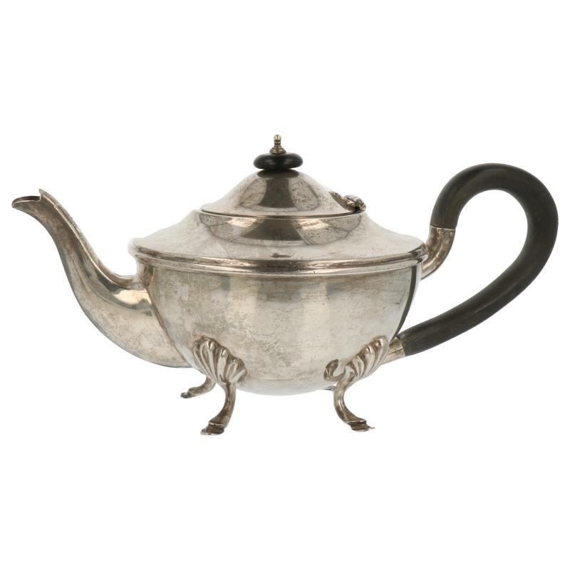 Theepot bol model voorzien van bokkenpoten zilver.
