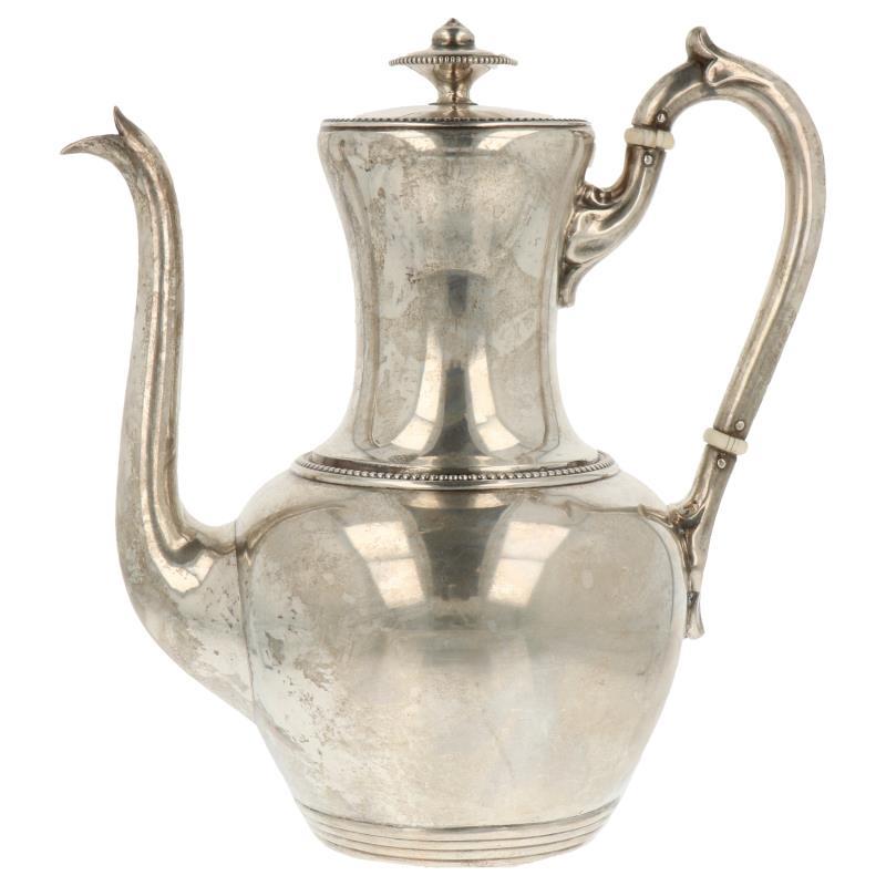 Koffiepot bol model met slanke taille afgezet met parelranden zilver.