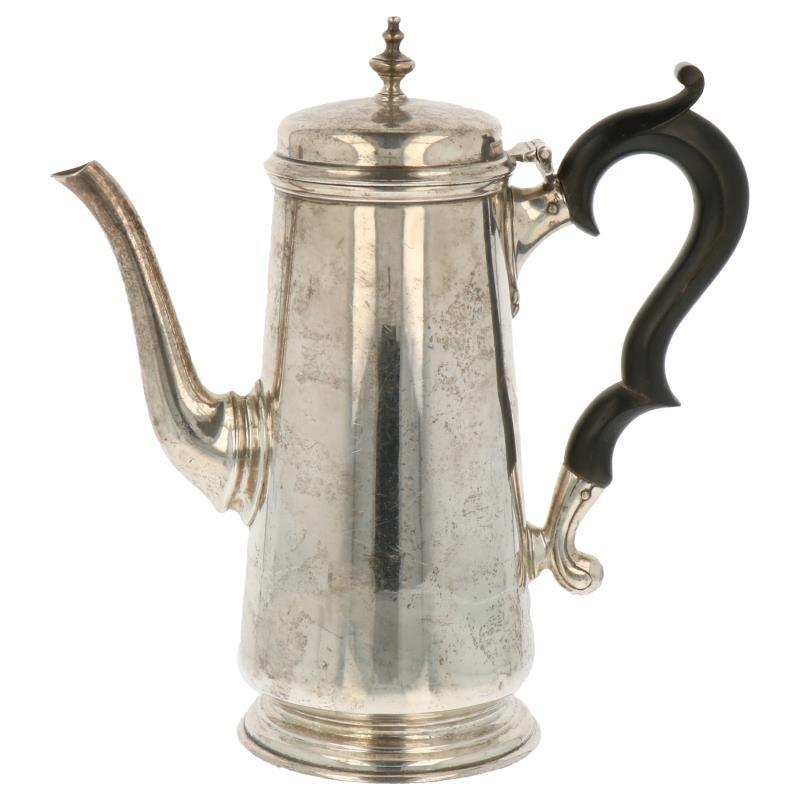 Koffiepot slank model op voet afgewerkt met sierlijke knop en ebben houten handvat zilver.