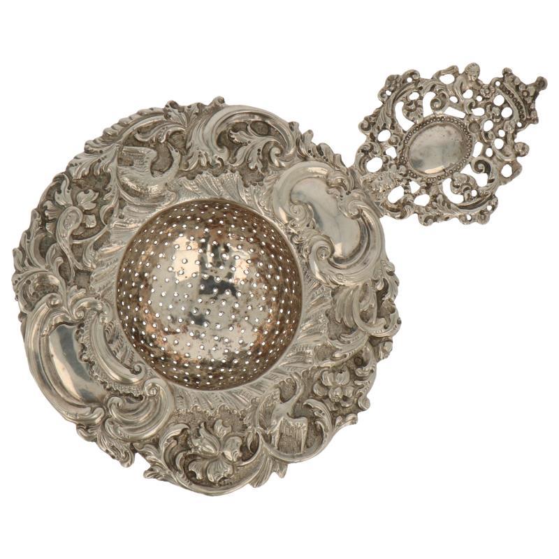 Theezeefje groot model met rijk versierde rocaille decoratie en schild met putti`s en kroon zilver.