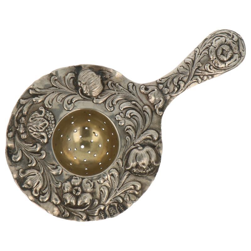 Theezeefje met rijke bloem en blad versieringen zilver.