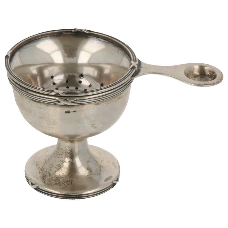 Theezeefje met originele lekbak op voet zilver.