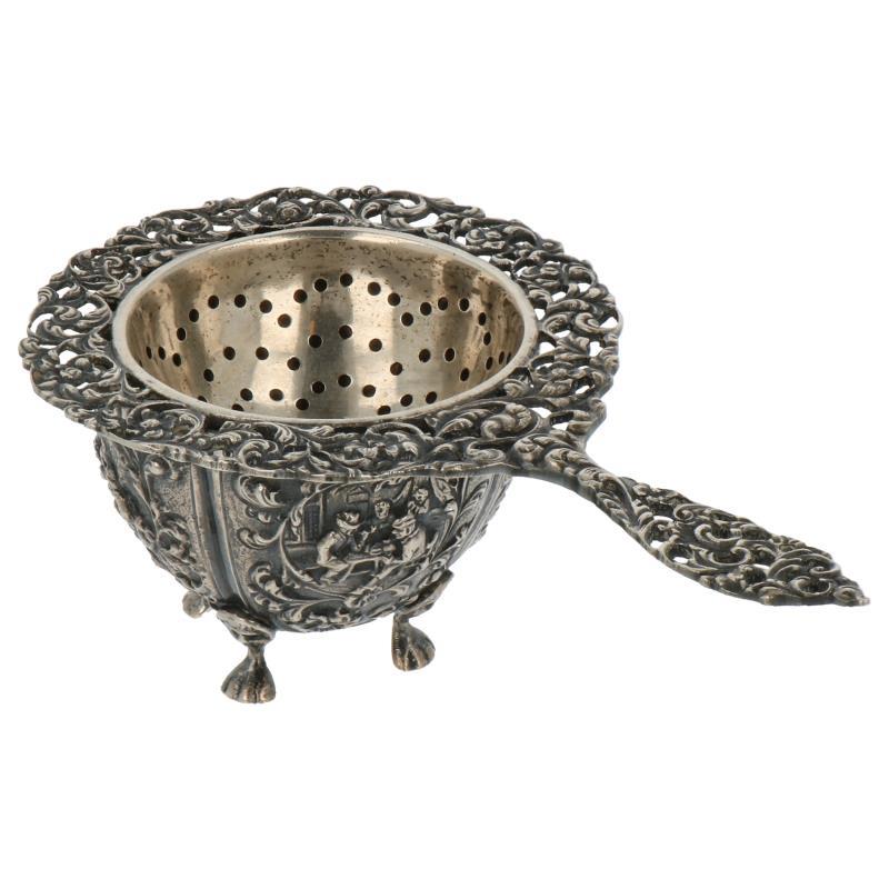 Theezeefje met lekbak op klauwpootjes gedecoreerd met hollands decor, zeefje ajour opengewerkte rand zilver.