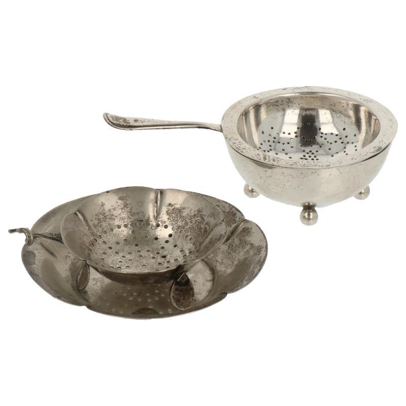 (4) Delig lot theezeefjes en lekbakjes w.o. een bol model op bolle pootjes zilver.