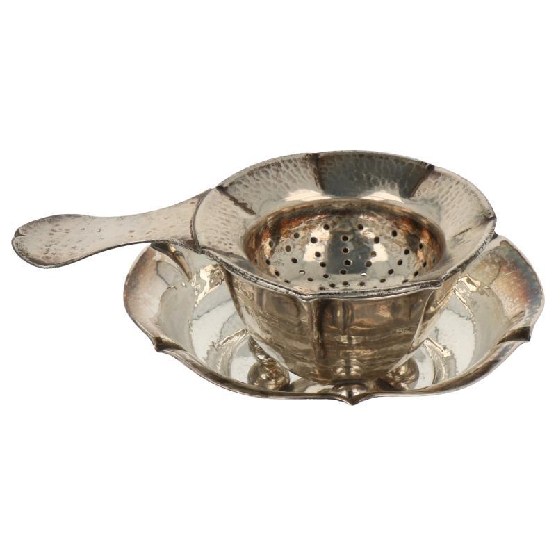 Theezeefje met originele lekbak en onderschotel, gehamerd gedecoreerd zilver.
