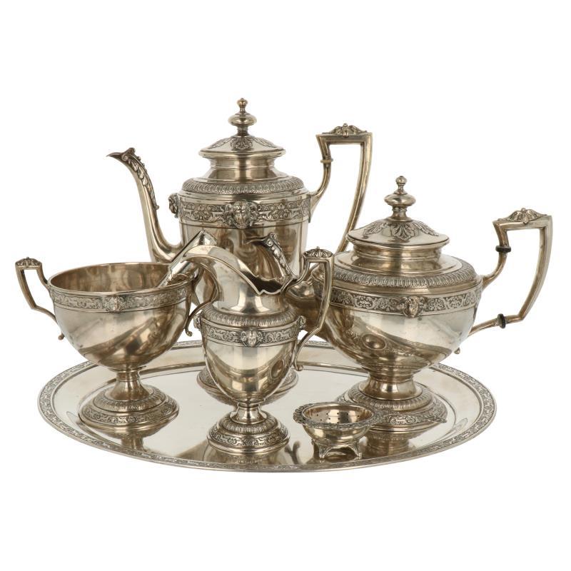 (7) Delig Thee en koffieservies inclusief dienblad versierd met Medusa koppen, cannelure randen en acanthusbladeren. Theezeefje met bakje is hollands 835 zilver zilver.