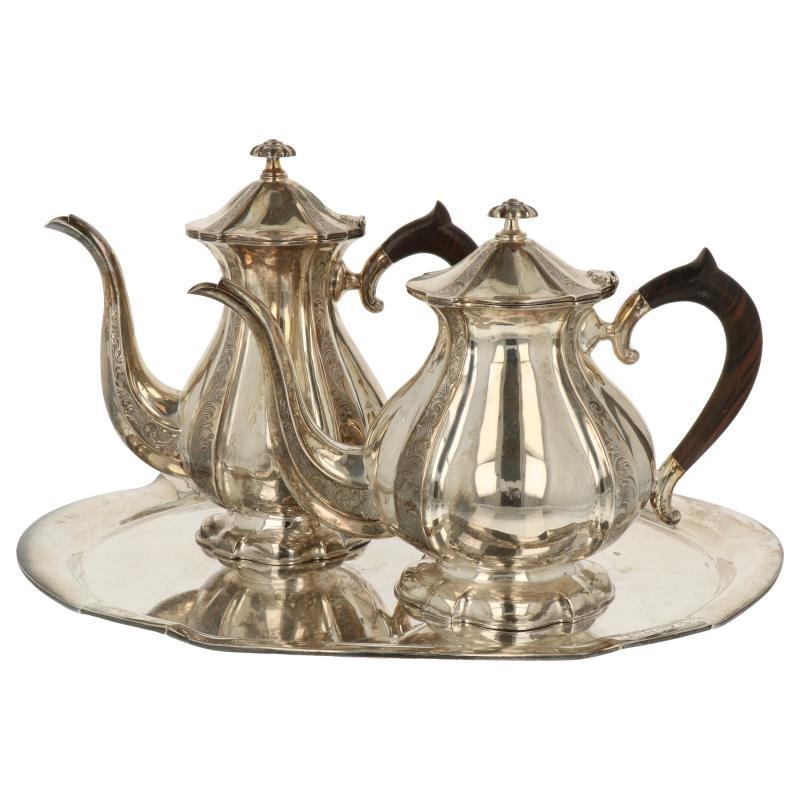 (3) Delig thee en koffieservies met origineel dienblad, ebben houten handvatten en gegraveerde biedemeier versieringen zilver.