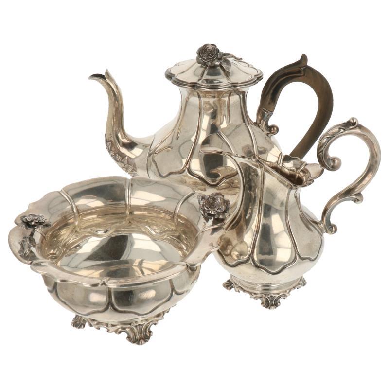 (3) Delig setje koffiepot en roomstel geschulpt gedecoreerd met gemoteerde rozen en verzonken deksel zilver.