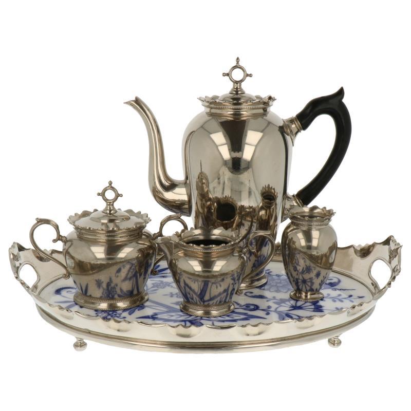 (6) Delig koffieservies met dubbel dienblad porseleinen inleg met handbeschilderde decor  verzilverd.
