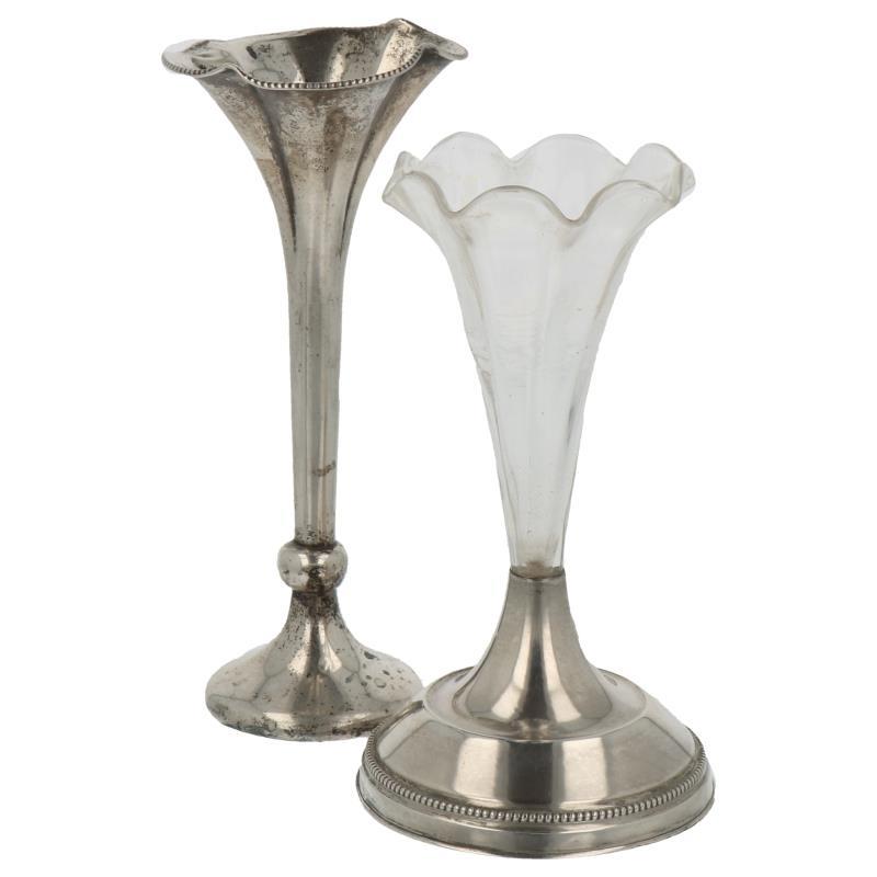 (2) Anjervaasjes waarvan 1 met glas, beide afgewerkt met parelrand zilver.