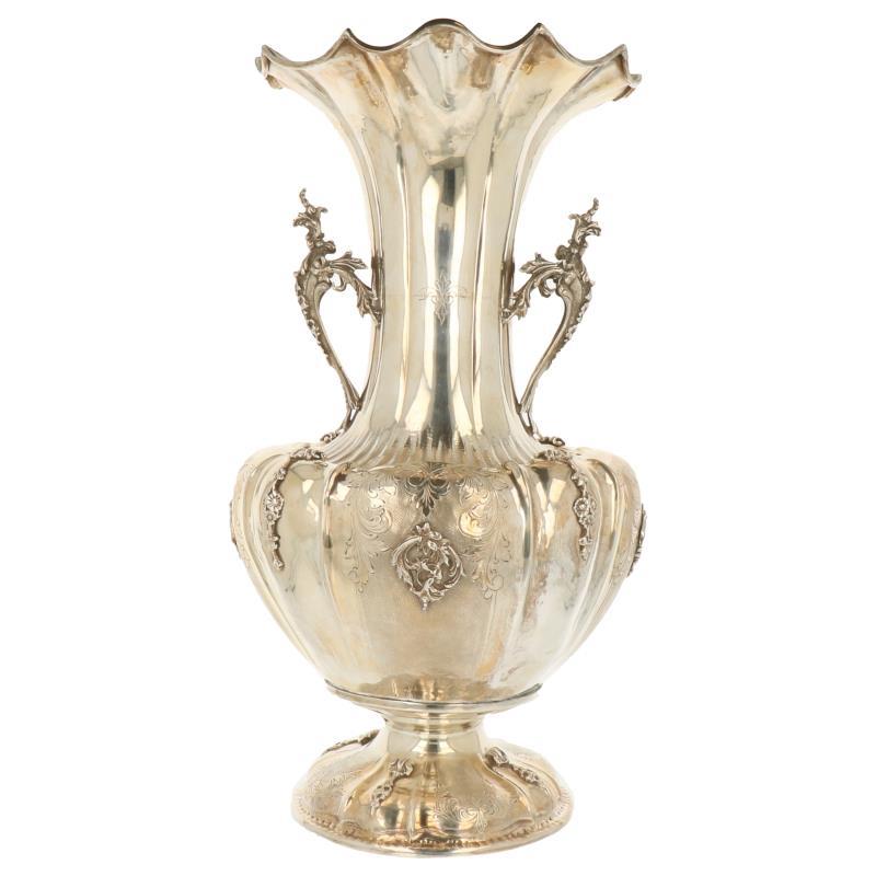 Pronkstuk vaas met opgesoldeerde handvatten en versieringen, in biedemeier stijl graveerwerk zilver.