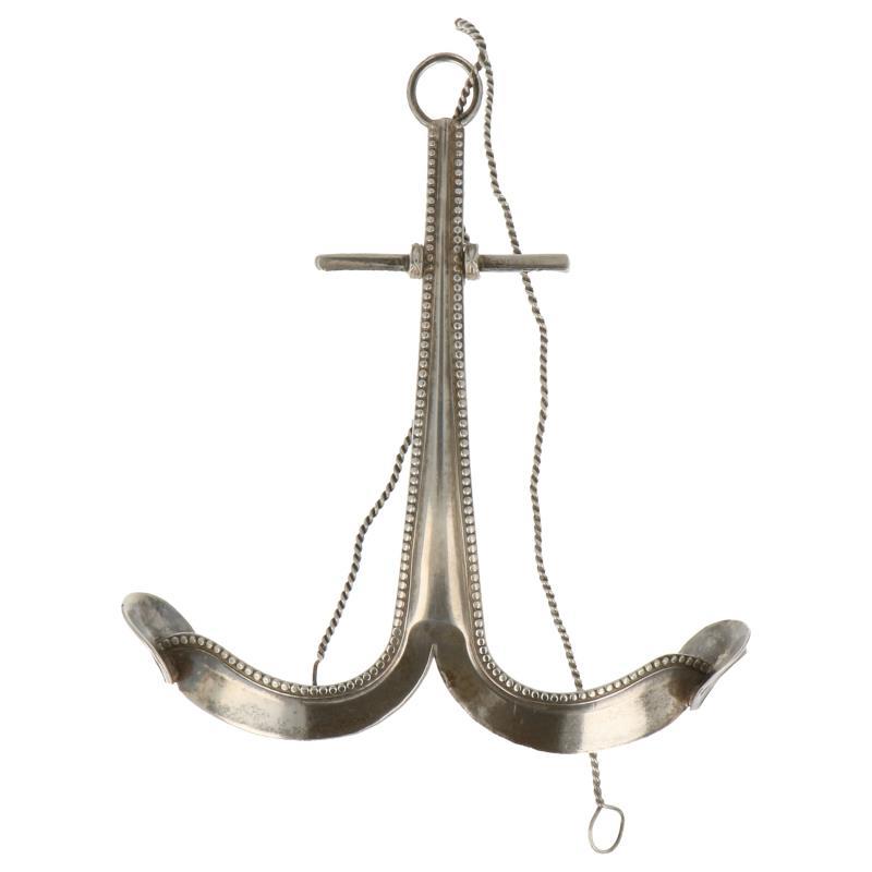 Anker afgewerkt met parelranden zilver.