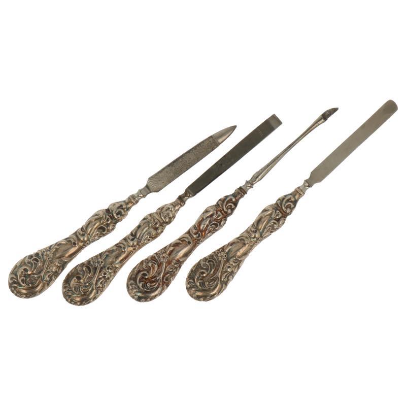 (4) Delige manicure set met ornamentale versieringen zilver.