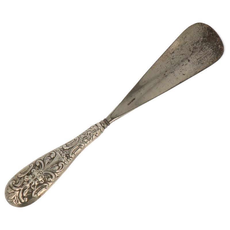 Schoenlepel met ornamentaal gedecoreerd handvat zilver.