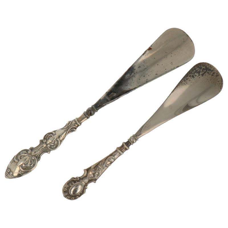 (2) Lot schoenlepels zilver.